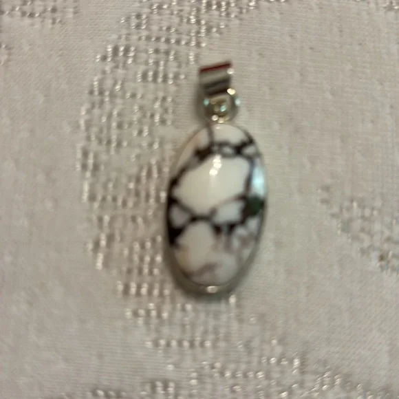 NEW Sterling silver wild horse pendant - Picture 3 of 7